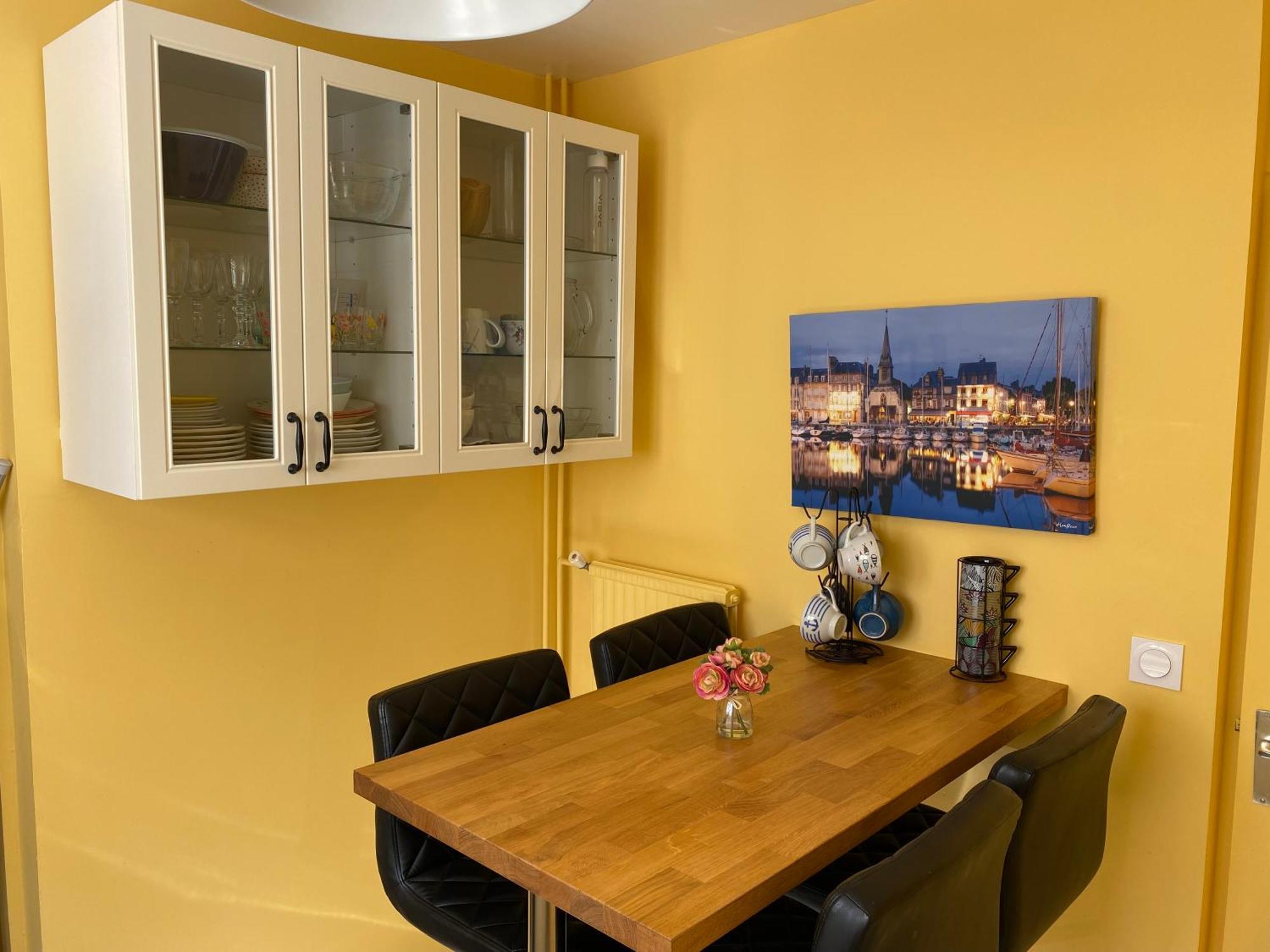 Cote Plage: Charming Trouville Apartment with Linen and Parking Exterior photo