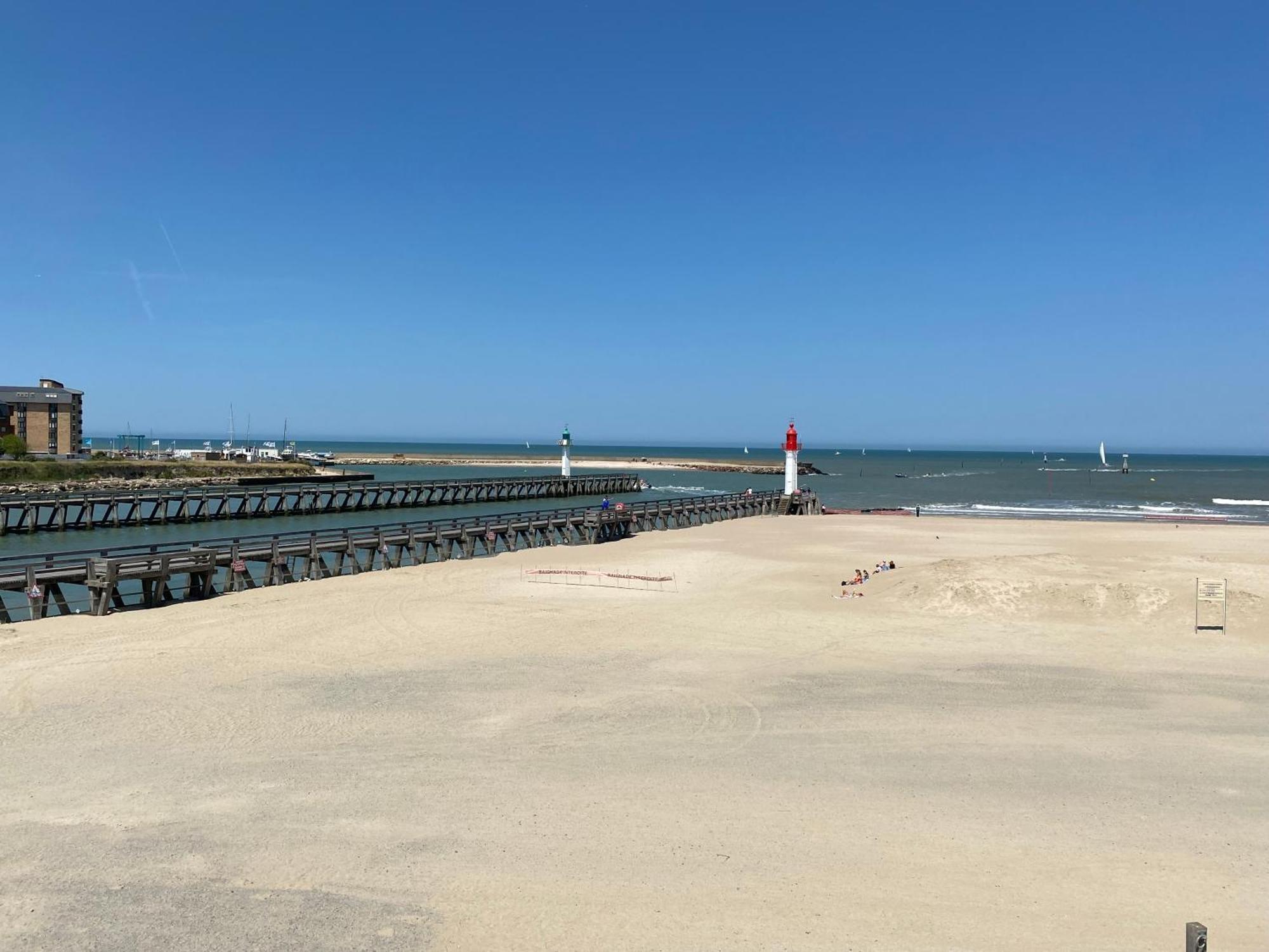 Cote Plage: Charming Trouville Apartment with Linen and Parking Exterior photo