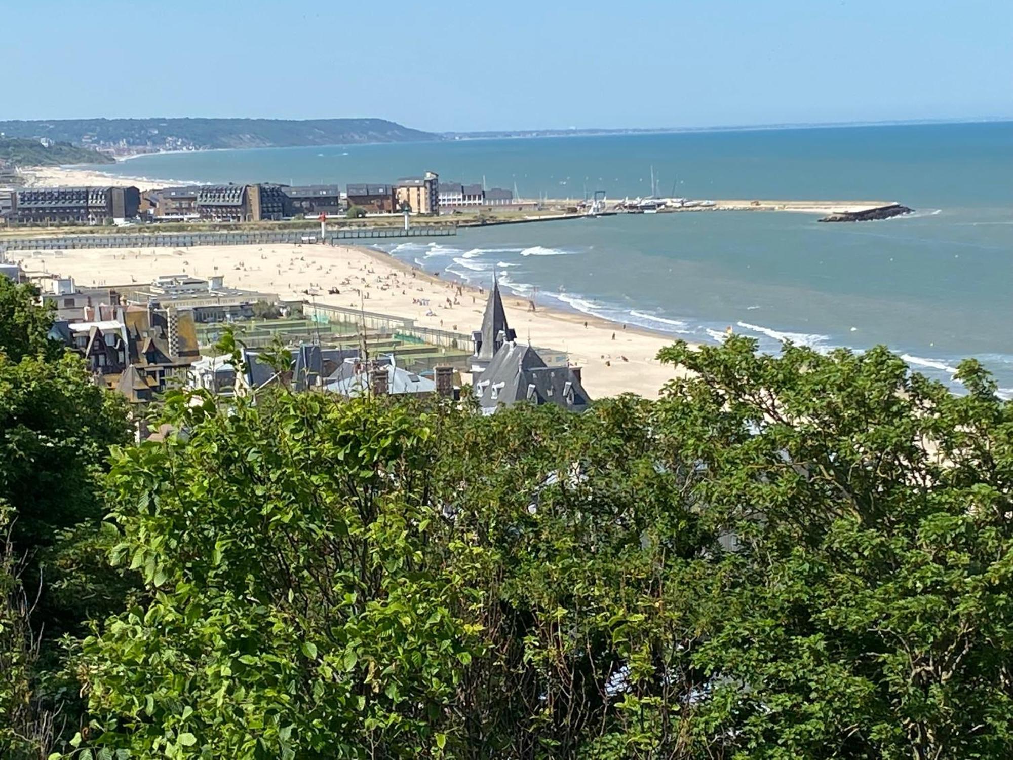 Cote Plage: Charming Trouville Apartment with Linen and Parking Exterior photo