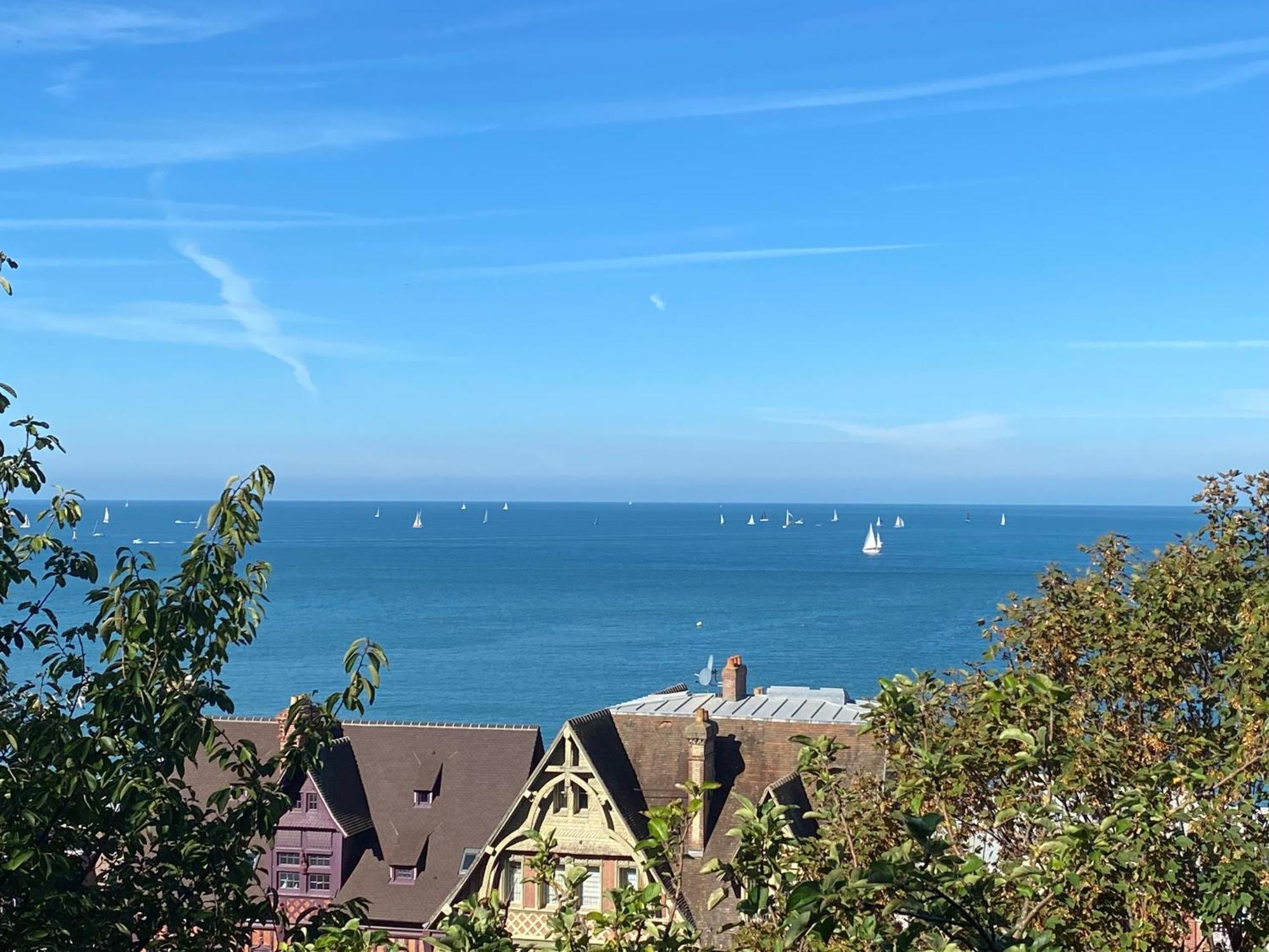 Cote Plage: Charming Trouville Apartment with Linen and Parking Exterior photo